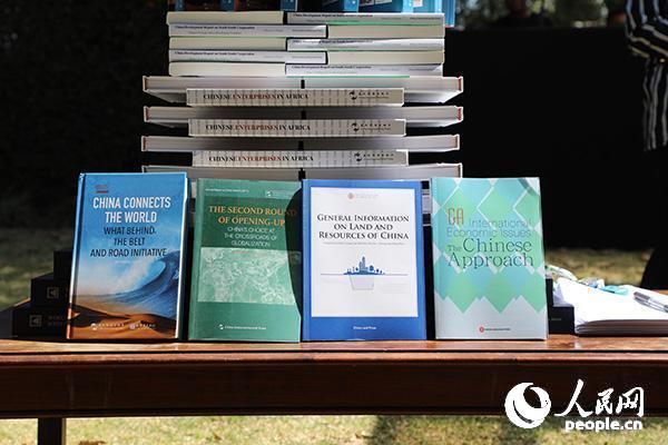 “一带一路心心相通”中国书架赠书计划在南非约翰内斯堡启动。