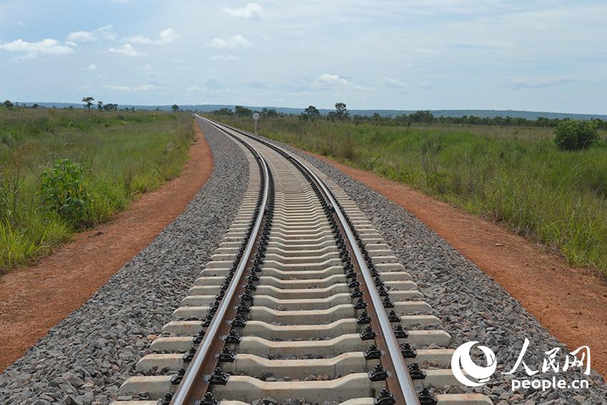 本格拉铁路成为安哥拉的标志性工程。这条全长1344公里的铁路穿越了草原、森林，通往非洲腹地。