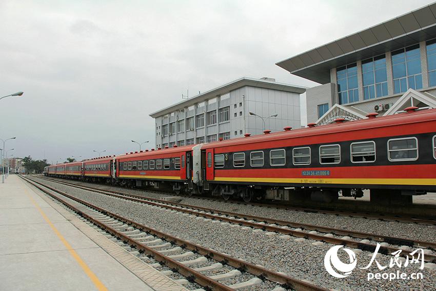 站内停靠的中国制造列车。