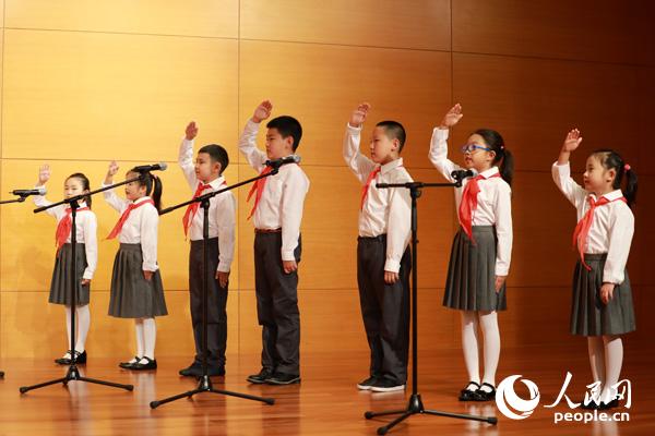 招待会开始后，中国驻美使馆外交官子女齐声高唱中国国歌。摄影：郑琪