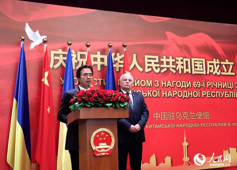  中国驻乌克兰大使杜伟（右）在2018年国庆招待会上发表国庆致辞