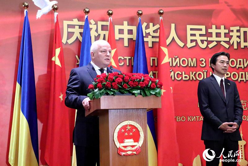  乌克兰第一副总理库比夫（右）出席招待会。
