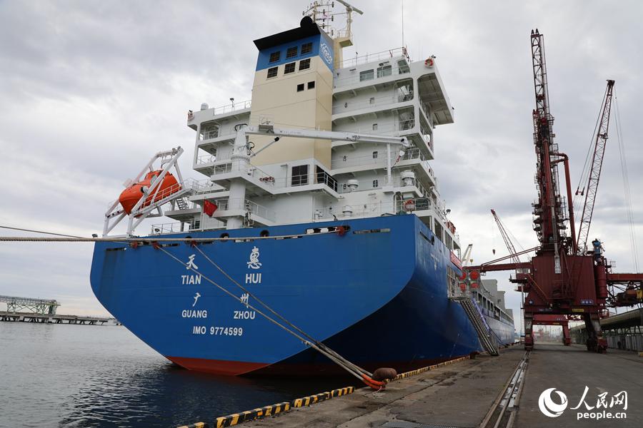 首航北极航道成功的“天惠轮”正停泊在钏路港卸货。人民网记者刘军国 摄