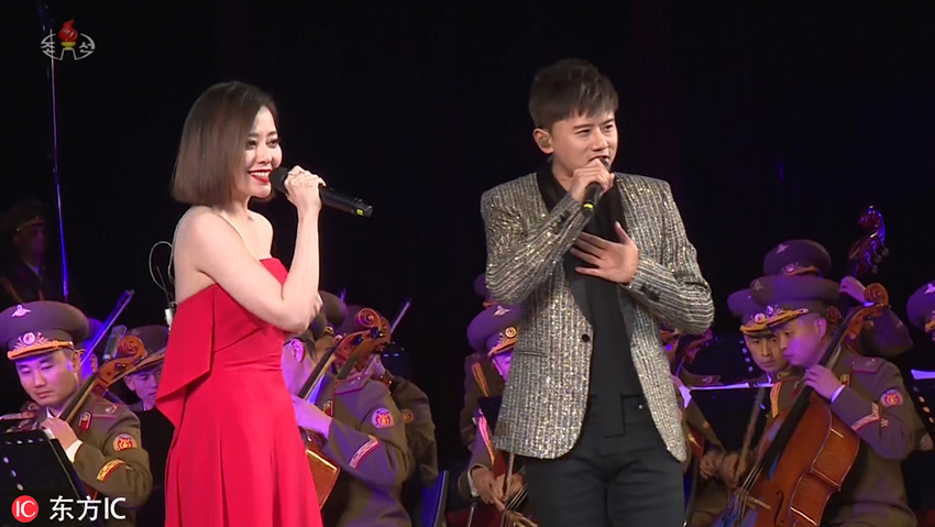 当地时间2018年11月3日，朝鲜平壤，中国歌手张靓颖（左）和张杰在演出现场演唱。（图为东方IC版权作品 请勿转载）
