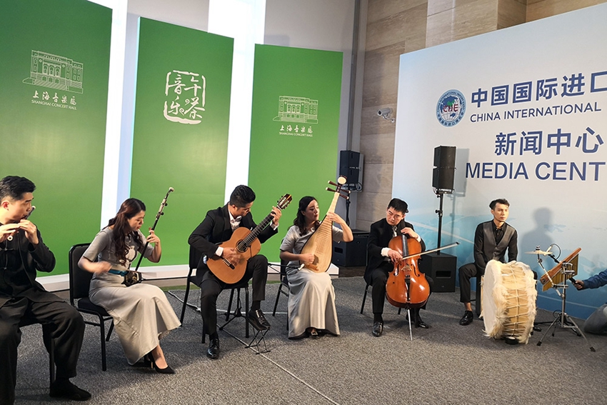 11月5日,进博会新闻中心正在上演小型音乐会.(人民网记者 唐维红 摄)