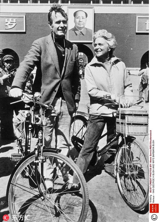 1974年，老布什与他的妻子芭芭拉骑自行车经过北京天安门。当时的老布什任美国驻中华人民共和国联络处主任。期间，他经常与妻子骑自行车在北京的大街小巷穿行。（东方IC版权图片，请勿转载）
