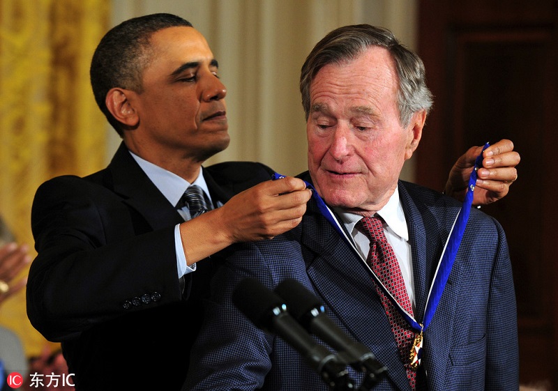 2011年2月15日，美国时任总统奥巴马在白宫向前总统老布什颁发总统自由勋章。 （东方IC版权图片，请勿转载）