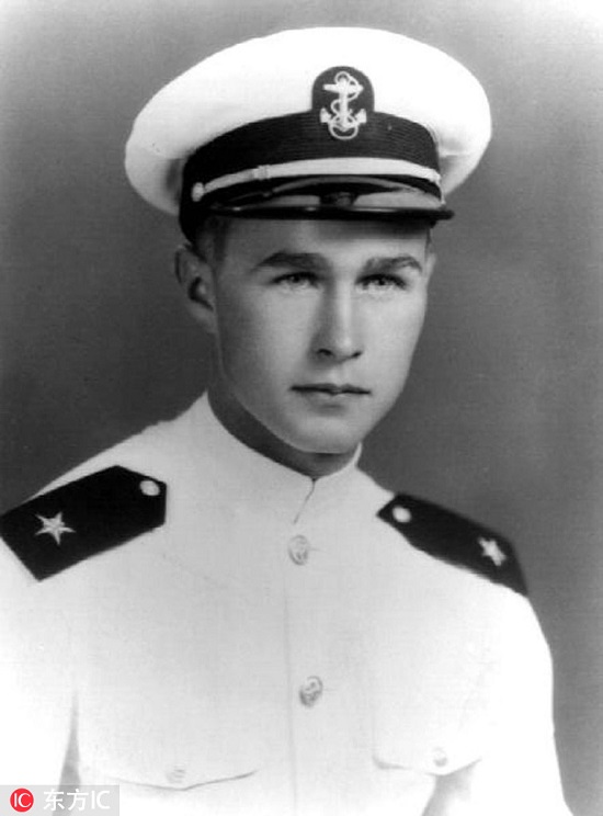 1943年，任海军飞行员的老布什。 （东方IC版权图片，请勿转载）