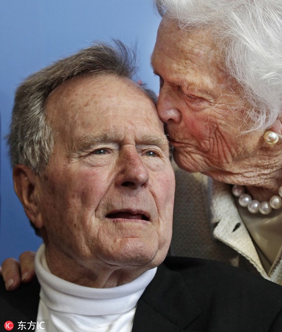 美国前总统老布什和夫人芭芭拉。2018年4月，老布什的妻子芭芭拉·布什去世。夫妇二人于2018年年初度过了第73个结婚纪念日，是美国历史上结婚时间最长的总统夫妇。