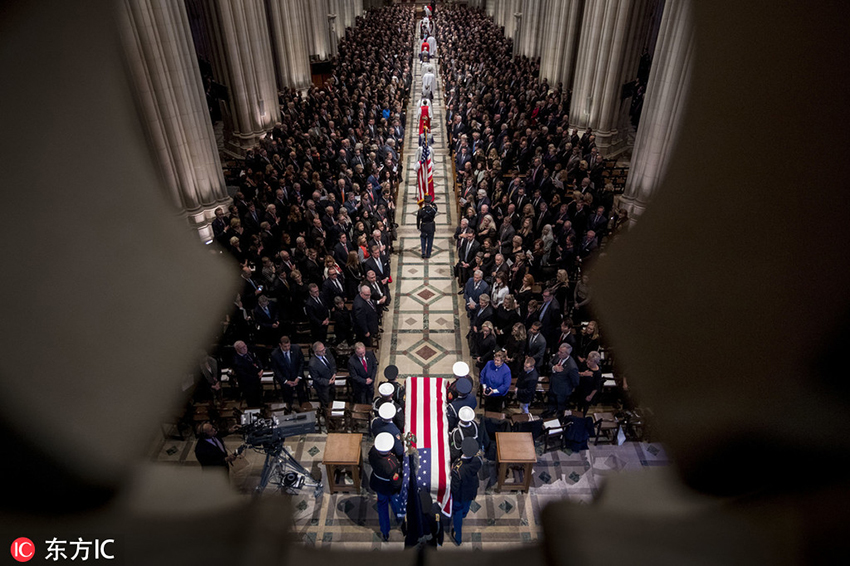 美国在华盛顿国家大教堂为已故前总统老布什举行国葬仪式。（图为东方IC版权作品 请勿转载）