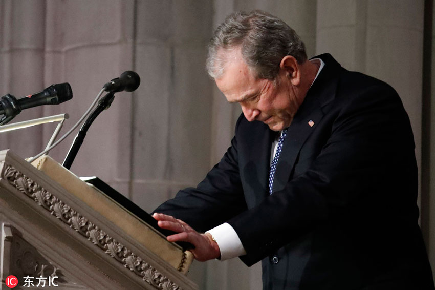 小布什在父亲葬礼上致悼词-情绪激动几度哽咽轻抚灵柩。（图为东方IC版权作品 请勿转载）