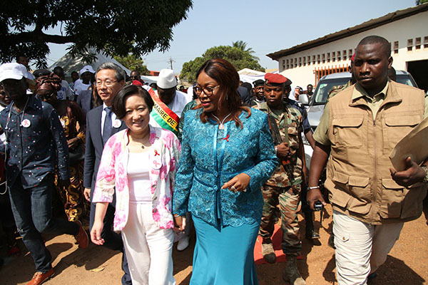 人余慧同几内亚总统夫人杰内·孔戴在科纳克里共同主持艾滋病防控倡导