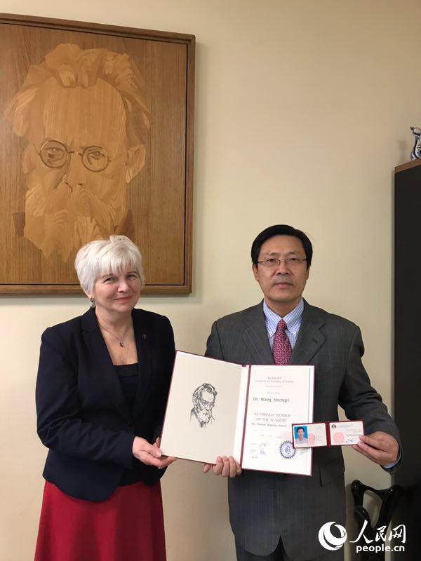 王生滋获颁外籍院士证书与院士证。