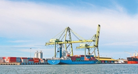 2017年2月，广西北部湾国际港务集团与文莱达鲁萨兰资产管理公司组建的合资公司文莱摩拉港有限公司接管了摩拉港集装箱码头。广西北部湾国际港务集团不仅通过技术和管理提升了摩拉港竞争力，还将通过建设和开发产业园吸引更多投资进入文莱。