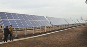 当地时间2018年11月30日，由中国政府援建、中信建设有限责任公司承建的1兆瓦太阳能电站及5兆瓦风能电站交接仪式在哈萨克斯坦南部城市阿拉木图举行。该项目将促进中哈两国在可再生能源领域的合作。
