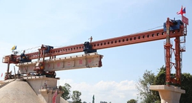 2018年12月2日，由中老两国合资的老中铁路有限公司负责全线建设和运营管理，中国中铁、中国电建等下属多家单位参与建设的中老铁路首榀简支T梁在老挝首都万象市成功架设，这标志着中老铁路工程建设进入一个新的阶段。