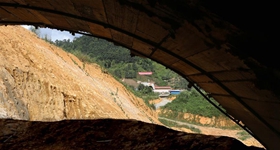 2018年10月28日，由中国中铁五局承建的中老铁路纳堆一号隧道胜利贯通，这是中老铁路首个贯通的千米以上隧道。纳堆一号隧道位于老挝北部琅南塔省境内，全长1158米，于2017年6月3日正式开工。