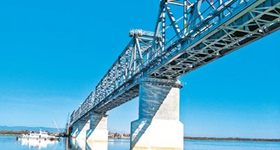 2018年10月13日，中俄同江―下列宁斯阔耶铁路桥重要组成部分――黑龙江特大桥中方最后一吊钢梁安装到位，标志着同江中俄铁路大桥中方段主体工程全部完成。这也是中俄首座跨界河铁路大桥，对推动“一带一路”建设发挥重要作用。