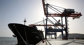 本世纪初，在中国援建下，瓜达尔港建设开发进入实施阶段。2018年3月7日，巴基斯坦瓜达尔港首条集装箱班轮航线正式开航，标志着瓜达尔港向实现商业化运营又迈出重要一步。