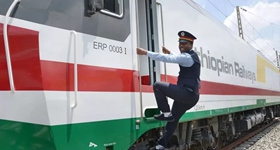 2016年10月5日，由中国铁建等中国企业承建的“新时期的坦赞铁路”亚吉铁路首趟列车，从埃塞俄比亚首都亚的斯亚贝巴发出。亚吉铁路标志着成套中国铁路“走出去”取得重大突破，是“一带一路”的标志性成果。