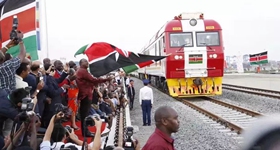 2017年5月31日，由中国企业承建的肯尼亚蒙巴萨－内罗毕标轨铁路（蒙内铁路）于5月31日正式通车。