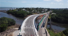 当地时间2018年1月11日上午，斐济政府举行隆重仪式，庆祝由中国政府援建的斐济斯丁森桥和瓦图瓦卡桥顺利通车。