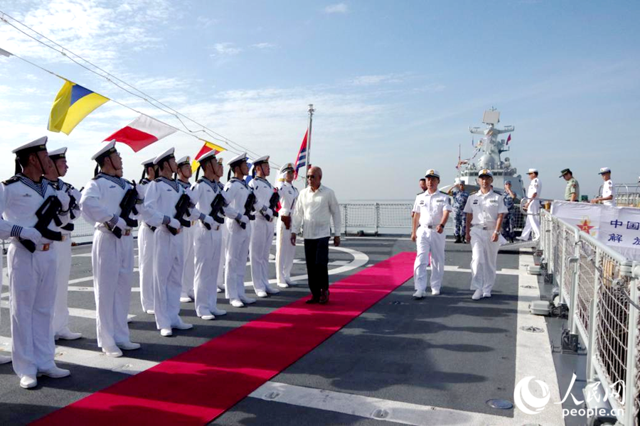 菲律宾国防部长洛伦扎纳参观中国海军539编队
