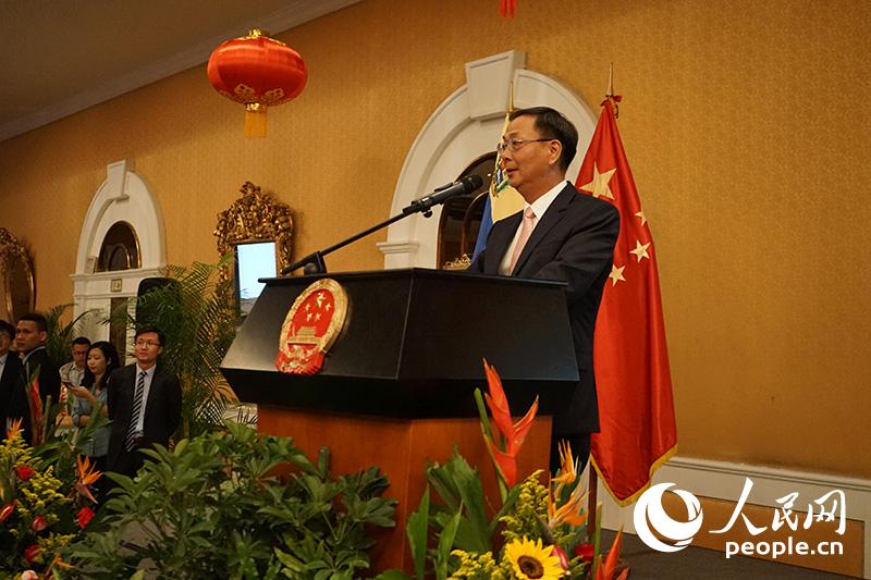 中国驻委内瑞拉大使李宝荣在招待会上致辞。