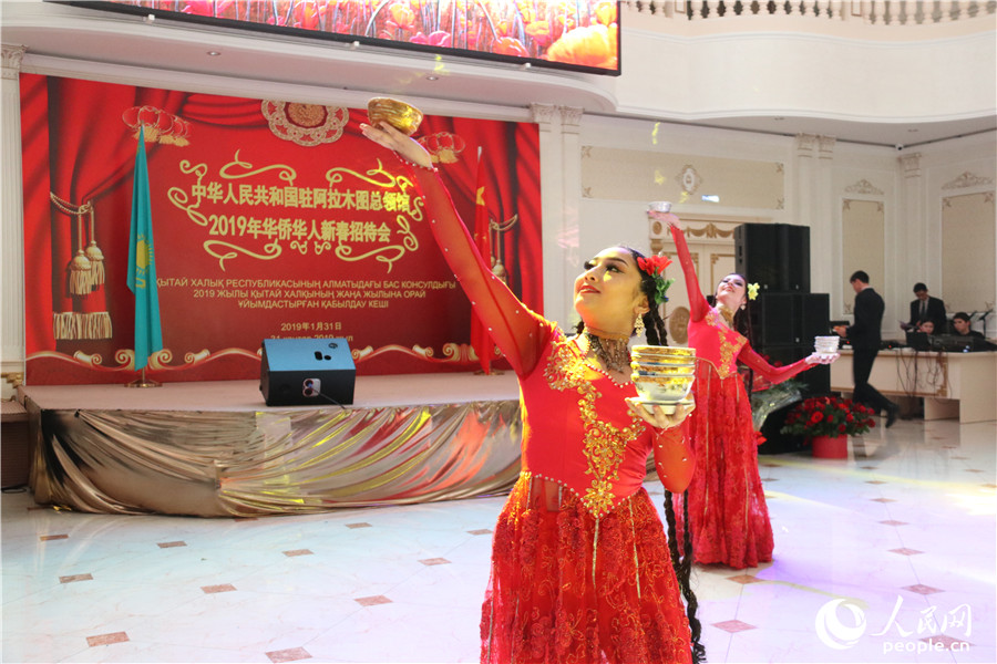 哈萨克斯坦姑娘表演传统舞蹈（记者周翰博摄）