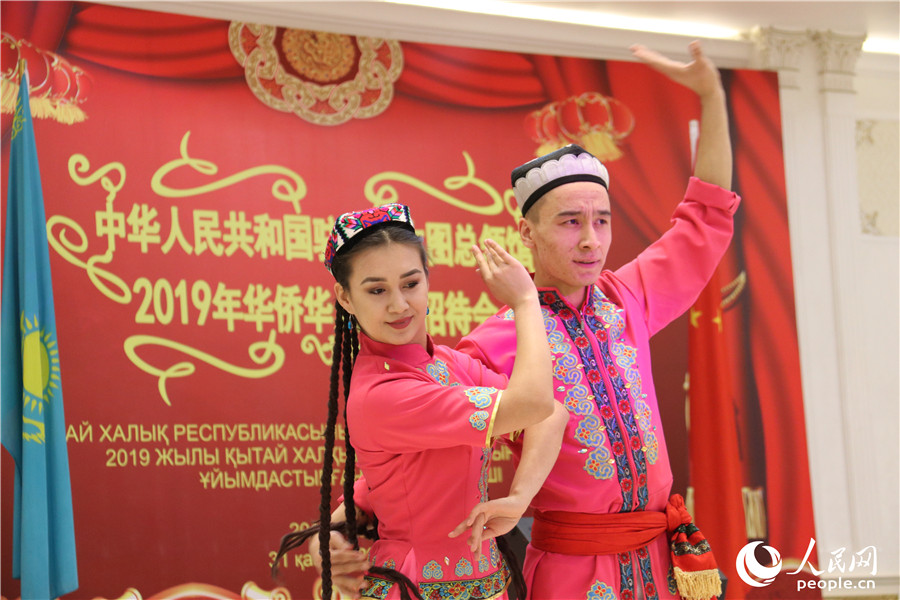 哈萨克斯坦演员表演传统舞蹈（记者周翰博摄）