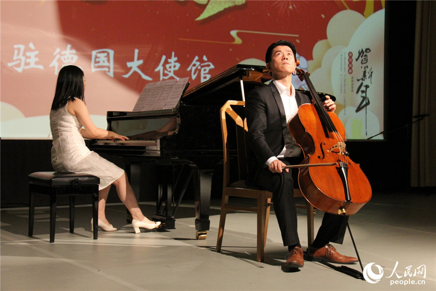 旅德青年艺术家冯尧（右）、伍贞怡演奏《鸿雁》。 人民网记者 冯雪�B摄