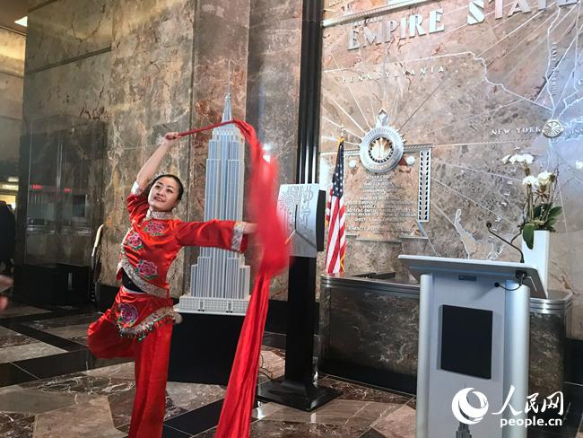 图为纽约帝国大厦庆祝中国农历新年点灯仪式上，纽约八板中乐团表演红绸舞。李晓宏摄