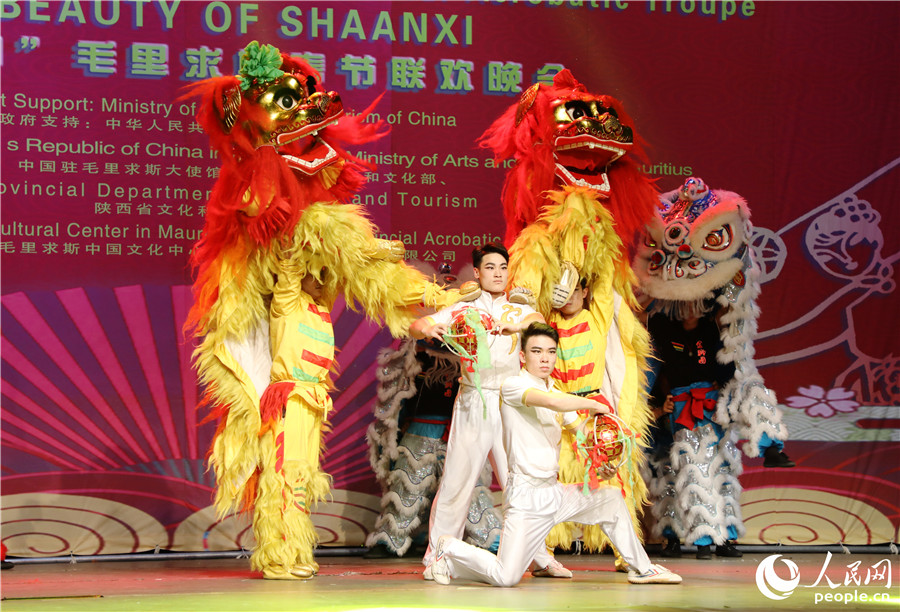 “国风秦韵”毛里求斯春节联欢晚会开场舞狮表演。