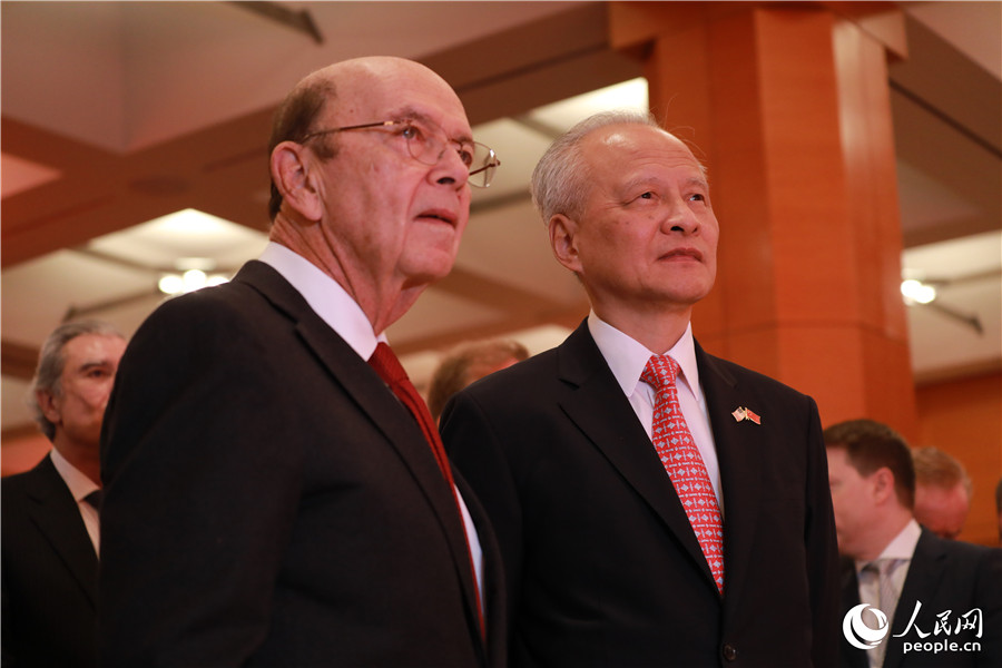 美国商务部长罗斯（左）出席当晚的活动。郑琪 摄