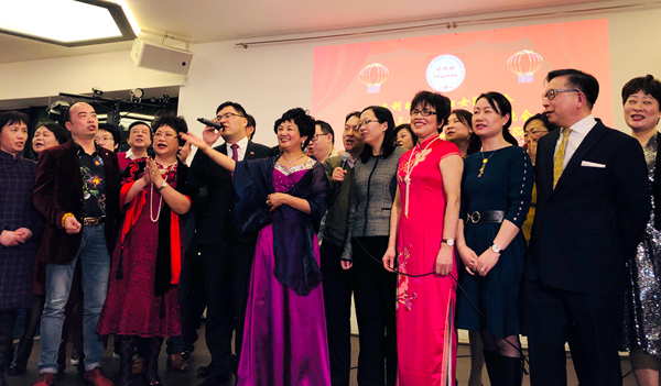 来宾与比利时中华妇女联合会会员同声唱响《我的中国心》