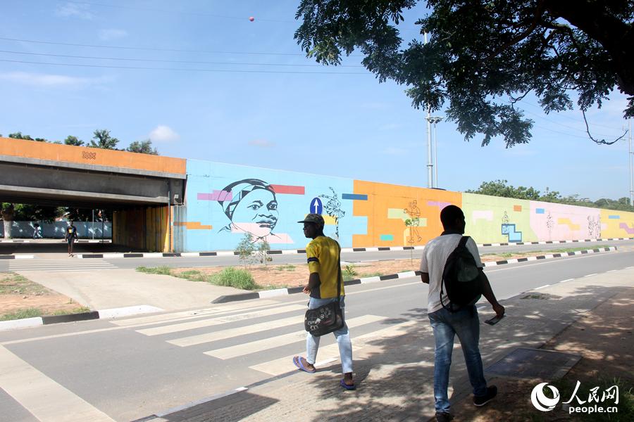 彩绘的罗德里格斯大桥已经成为当地一处风景线，也是安哥拉市民安全通行的保障。万宇摄影