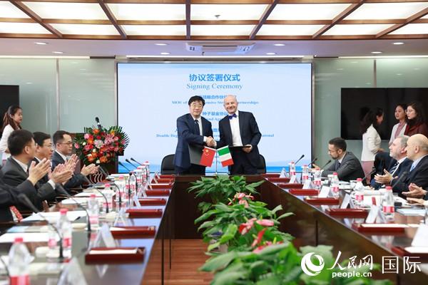 中国人民大学校长刘伟和路易斯大学校长安德里亚·普伦奇佩签署两校全面战略合作伙伴协议。