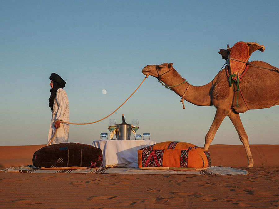 Nubia沙漠营地的餐桌，供私人用餐 。