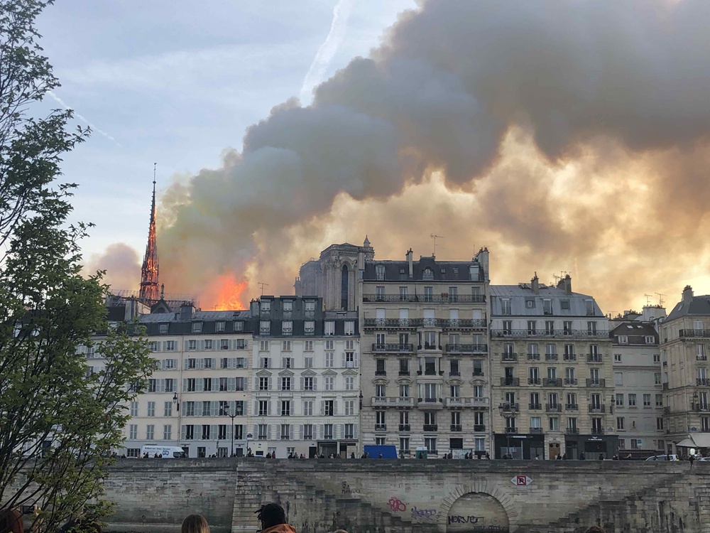 巴黎圣母院大火已被控制 建筑主体得以保留