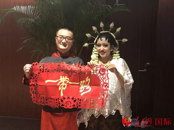 中国小伙方夏和他的印尼妻子菲欧在第二届“一带一路”国际合作高峰论坛现场合影。人民网记者 杜明明摄