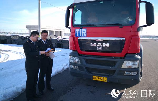 2019年2月，由德国启运的TIR卡车抵达中国新疆霍尔果斯口岸，图为霍尔果斯海关关员现场核对TIR证信息。（国际道路运输联盟提供）
