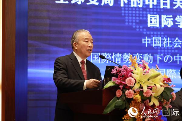 中国前国务委员戴秉国在开幕式上发表主旨演讲。  贾文婷 摄