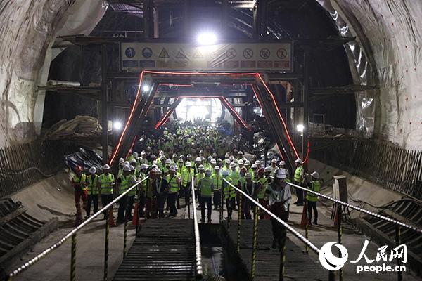 中印尼嘉宾和工程建设者在雅万高铁瓦利尼隧道内见证隧道贯通（人民网记者 徐伟摄）