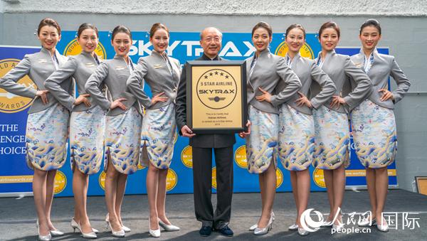 海航集团董事长陈峰手捧“SKYTRAX五星航空公司”奖牌。