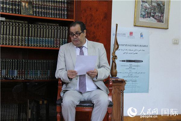 埃及国家翻译中心主任安瓦尔·穆吉斯介绍大赛规则。