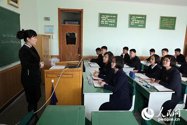 “毛泽东班”的同学们正在上课。（记者 莽九晨摄）