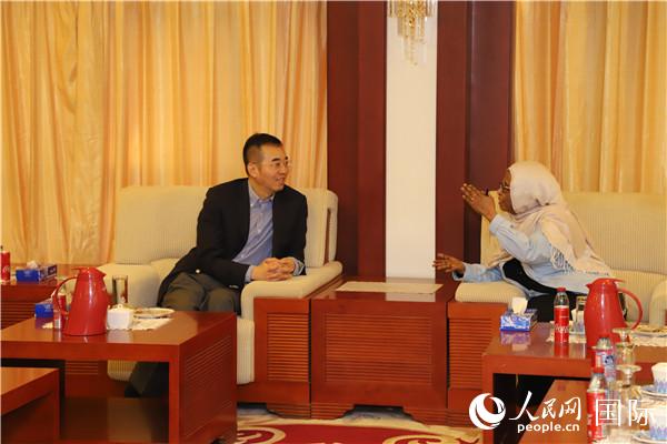 马新民大使与喀土穆炼厂苏方厂长穆妮拉女士交谈