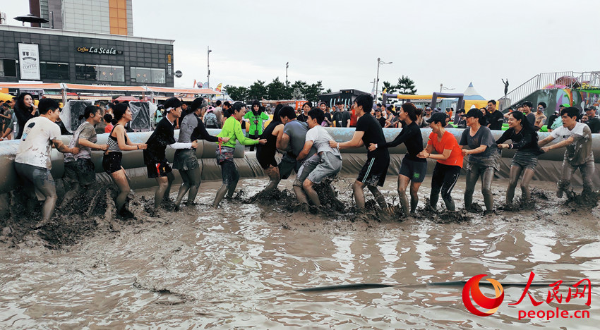 韩国保宁泥浆节开幕 游客上演泥浆大战