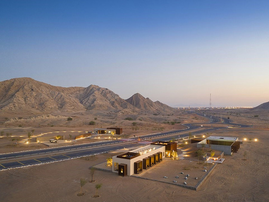 Al Faya Lodge酒店位于阿拉伯联合酋长国的Sarjah沙漠，由伦敦的Anarchitect建筑工作室设计。