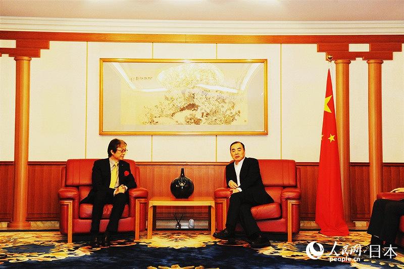 中国航空集团副总裁曹建雄向中国驻日大使孔铉佑介绍中国航空集团大型精准扶贫项目。（冯学敏 摄）